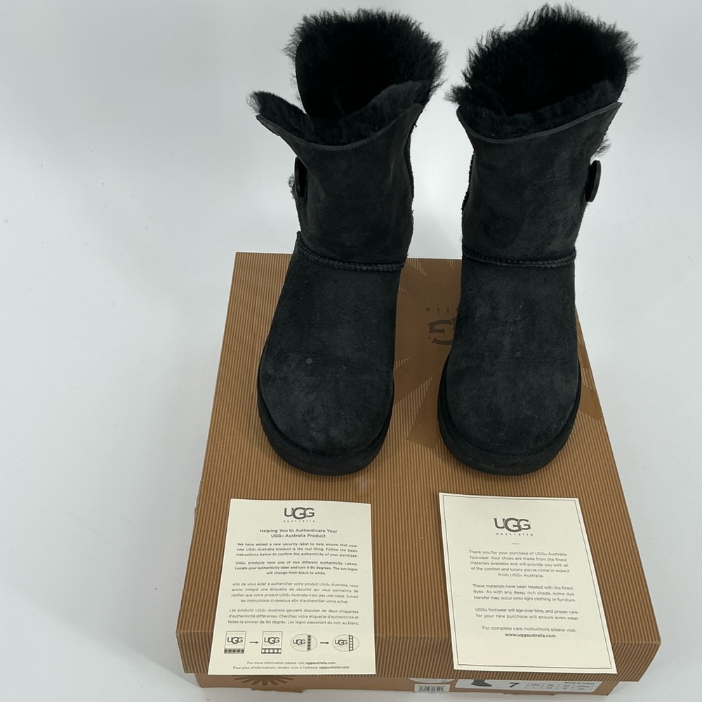 UGG Bailey Button 5803 W/ Black